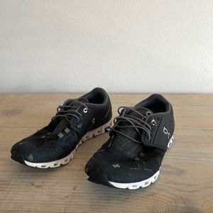 On Cloud black running shoe. Men size 8